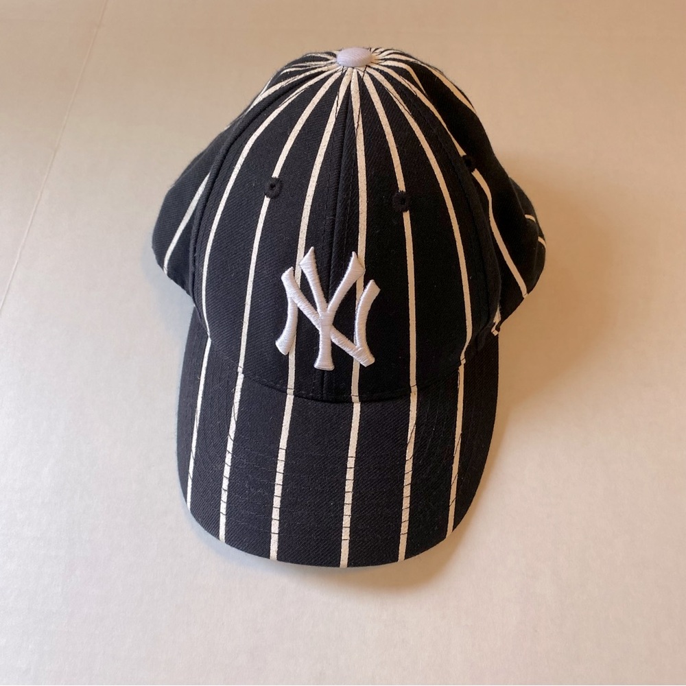 Yankees Baseball Cap, Black with White Stripes, adjustable sizing, Unisex